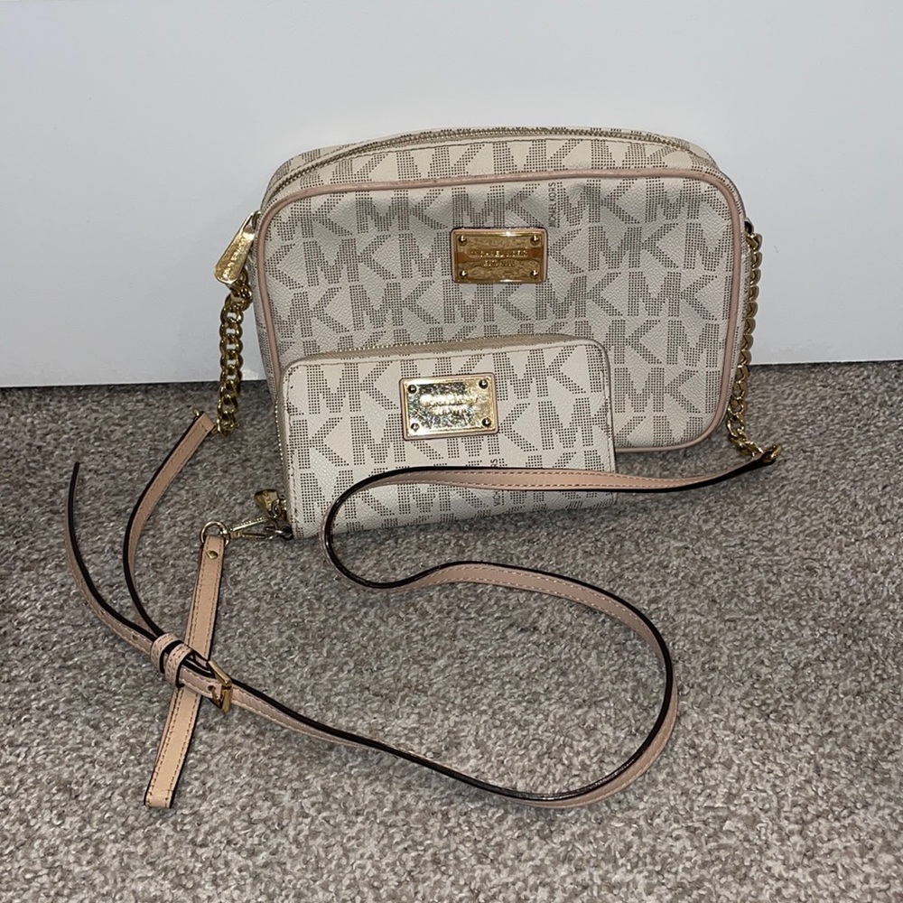 COPY - Michael Kors Jet Set Large Crossbody + Wristlet Wallet